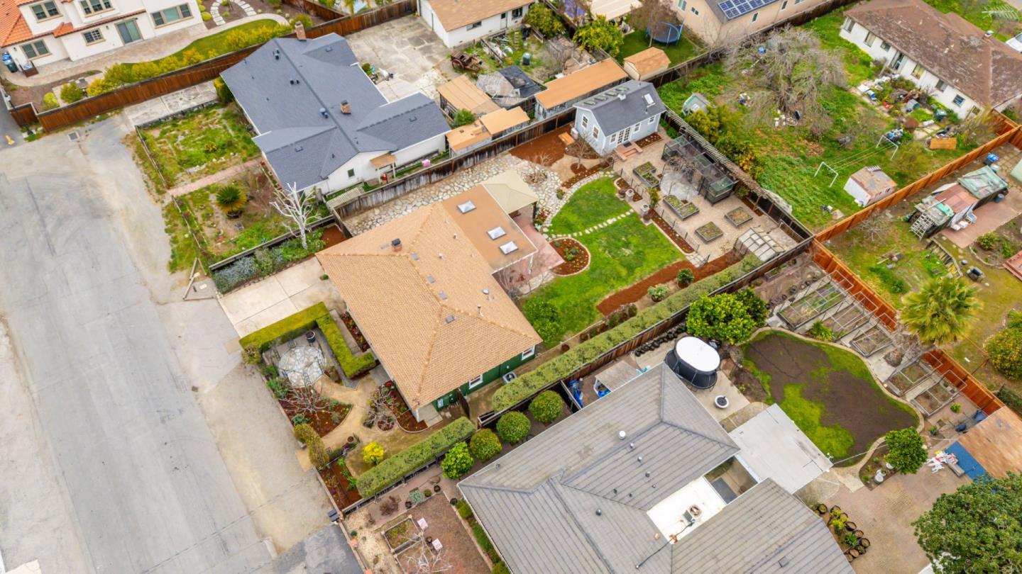 Detail Gallery Image 5 of 54 For 2025 Yorkshire Way, Mountain View,  CA 94040 - 3 Beds | 1 Baths