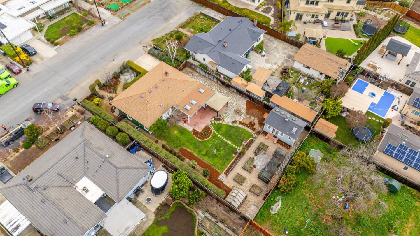 Detail Gallery Image 6 of 54 For 2025 Yorkshire Way, Mountain View,  CA 94040 - 3 Beds | 1 Baths