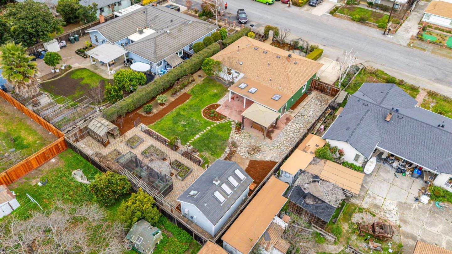 Detail Gallery Image 7 of 54 For 2025 Yorkshire Way, Mountain View,  CA 94040 - 3 Beds | 1 Baths