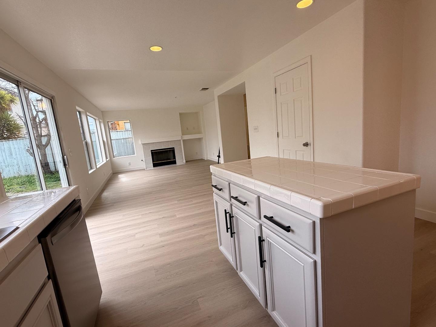 Detail Gallery Image 10 of 38 For 1544 Saguaro Dr, Salinas,  CA 93905 - 4 Beds | 2/1 Baths