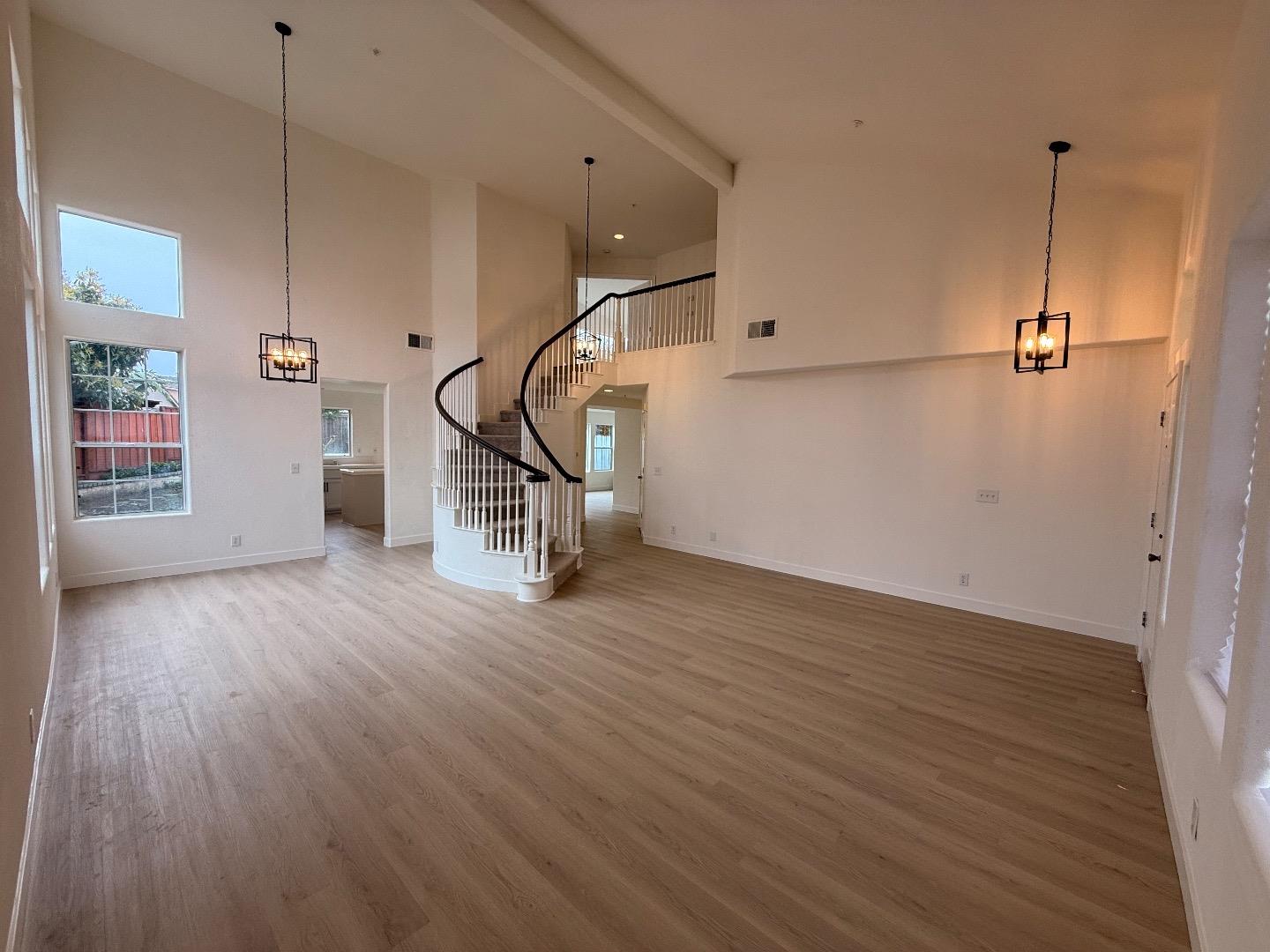 Detail Gallery Image 3 of 38 For 1544 Saguaro Dr, Salinas,  CA 93905 - 4 Beds | 2/1 Baths