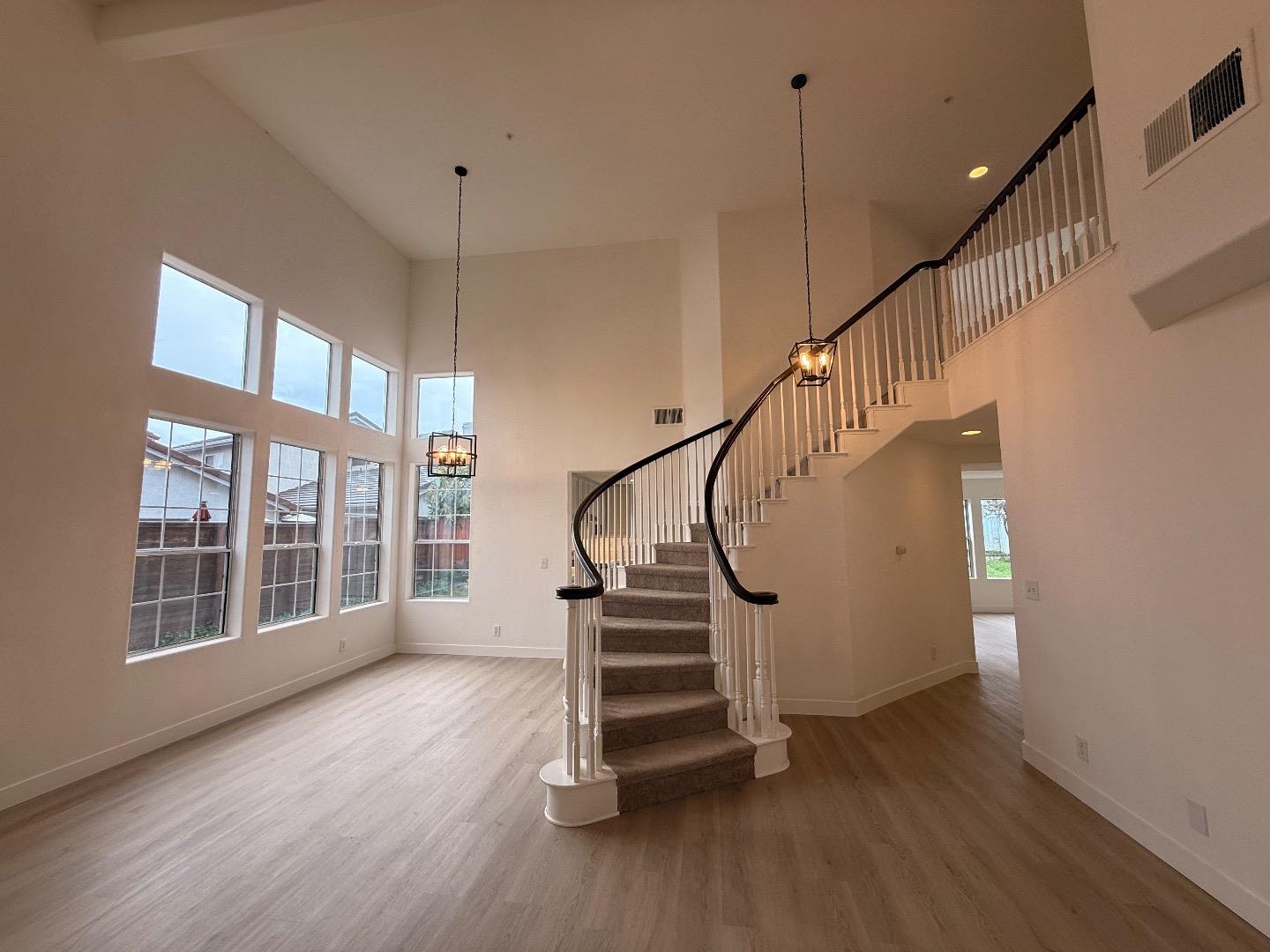 Detail Gallery Image 4 of 38 For 1544 Saguaro Dr, Salinas,  CA 93905 - 4 Beds | 2/1 Baths