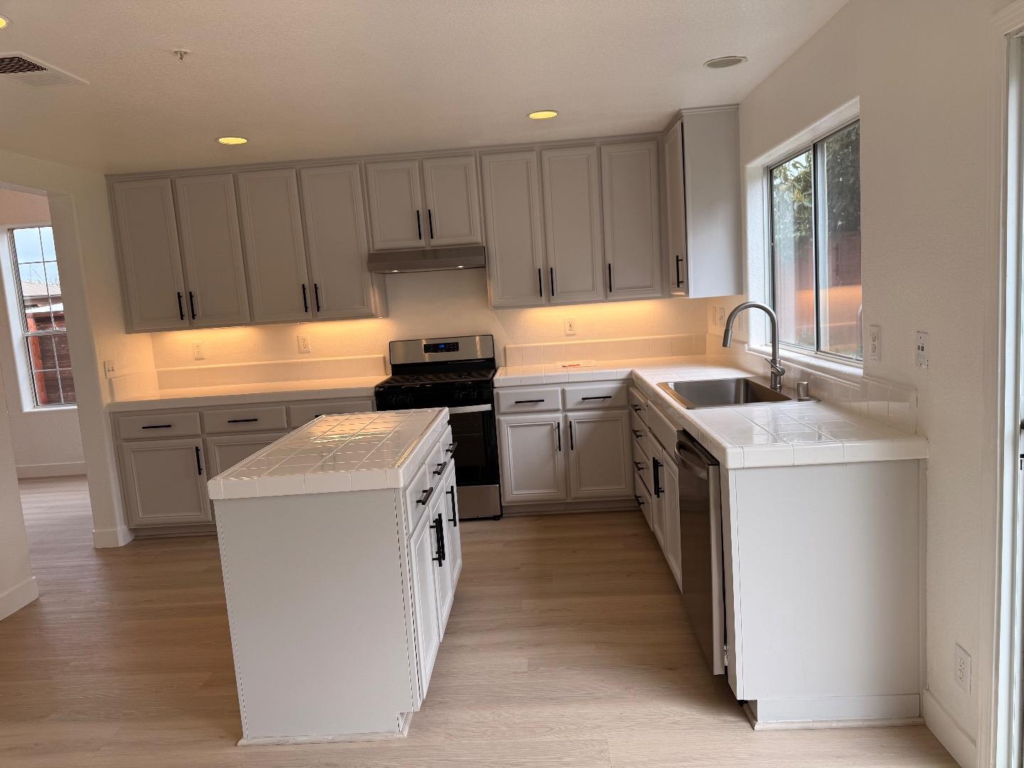 Detail Gallery Image 8 of 38 For 1544 Saguaro Dr, Salinas,  CA 93905 - 4 Beds | 2/1 Baths