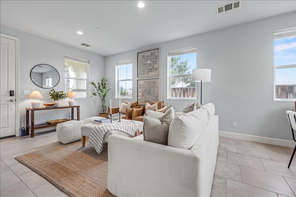 Detail Gallery Image 2 of 32 For 2943 Abrams Dr, Marina,  CA 93933 - 3 Beds | 2/1 Baths