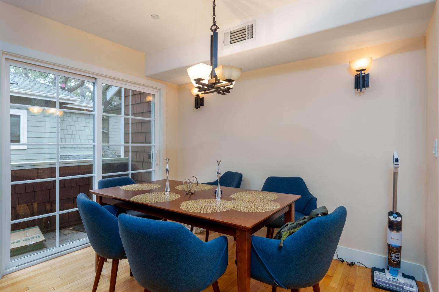 Detail Gallery Image 8 of 11 For 663 Prospect St, San Carlos,  CA 94070 - 2 Beds | 2/1 Baths