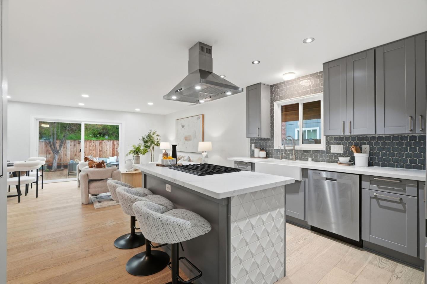 Detail Gallery Image 8 of 46 For 847 San Luppe Dr, Mountain View,  CA 94043 - 3 Beds | 2 Baths