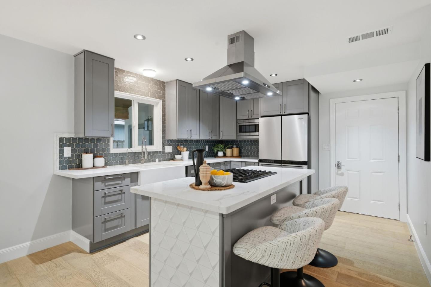 Detail Gallery Image 9 of 46 For 847 San Luppe Dr, Mountain View,  CA 94043 - 3 Beds | 2 Baths