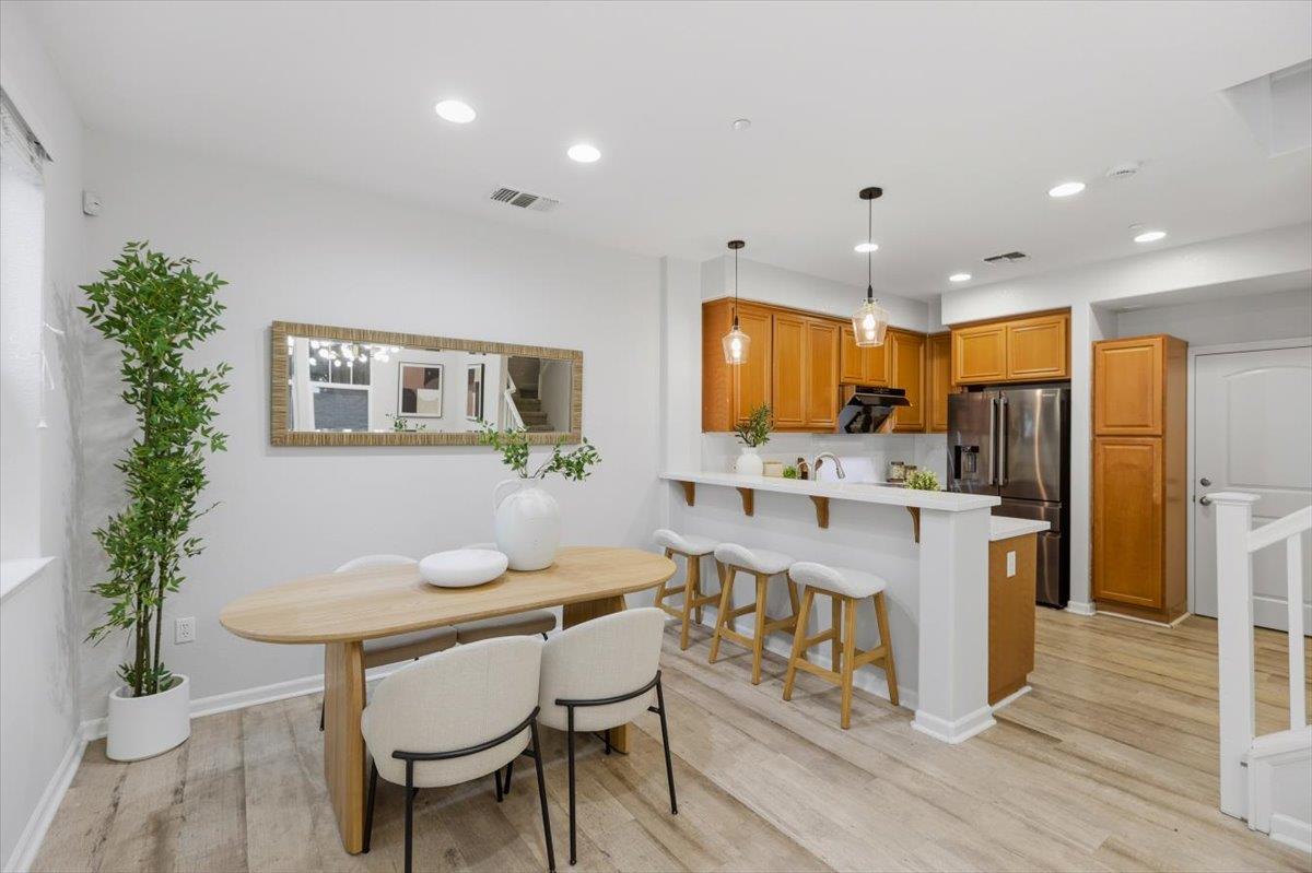 Detail Gallery Image 6 of 27 For 410 San Eduardo Ter, Sunnyvale,  CA 94085 - 3 Beds | 2/1 Baths