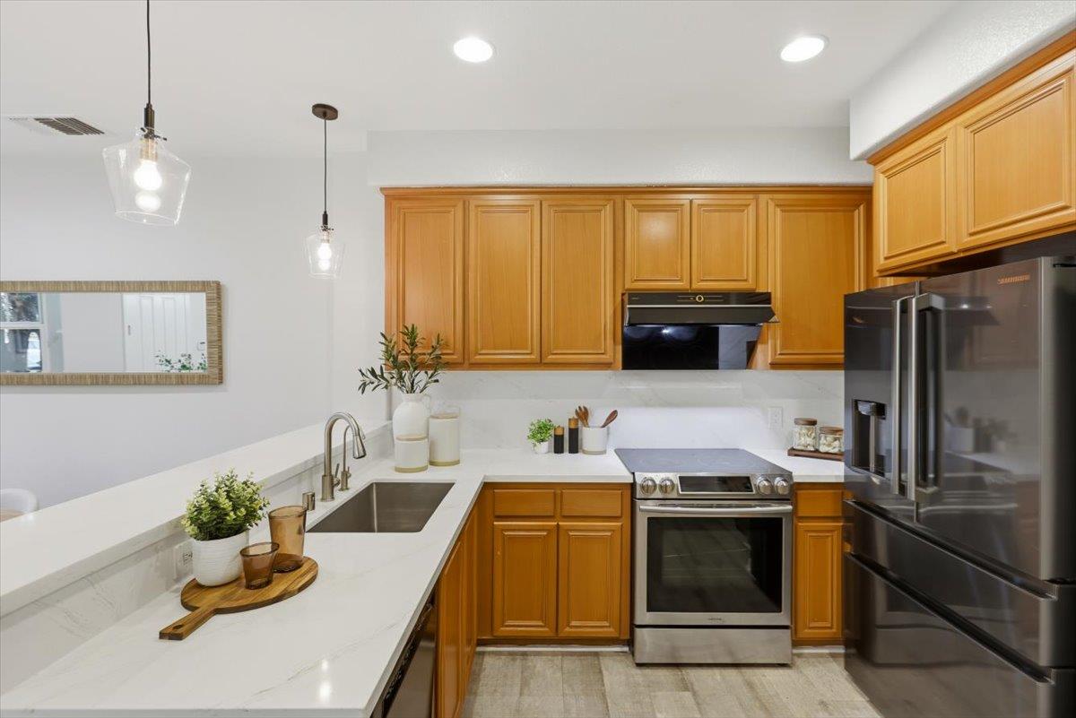 Detail Gallery Image 9 of 27 For 410 San Eduardo Ter, Sunnyvale,  CA 94085 - 3 Beds | 2/1 Baths