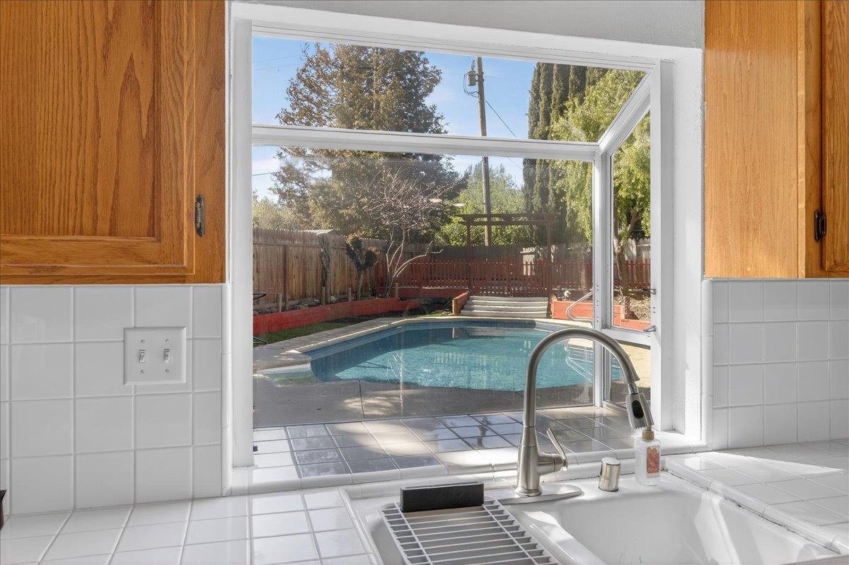 Detail Gallery Image 11 of 41 For 1911 Glarner St, Hollister,  CA 95023 - 4 Beds | 2/1 Baths