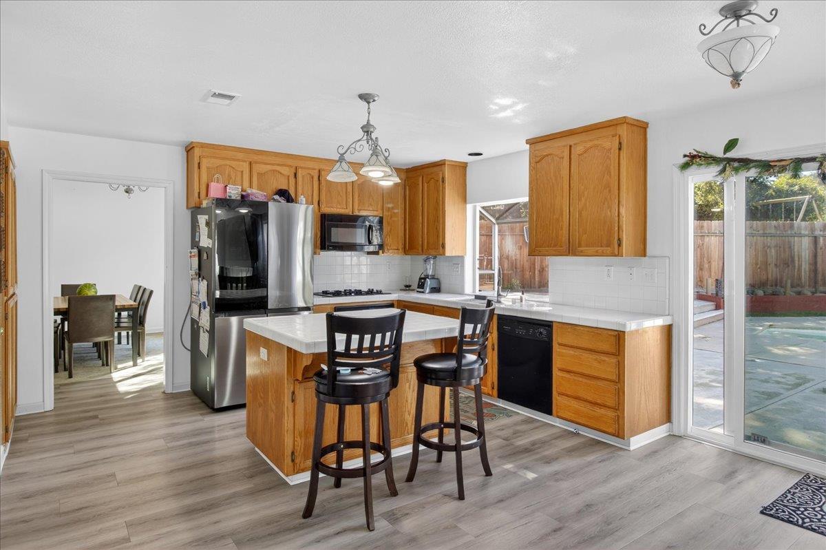 Detail Gallery Image 12 of 41 For 1911 Glarner St, Hollister,  CA 95023 - 4 Beds | 2/1 Baths