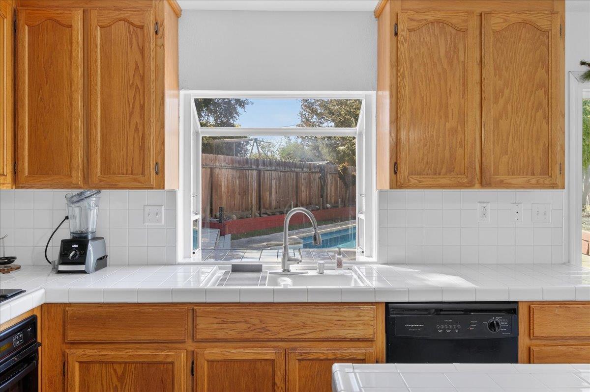 Detail Gallery Image 16 of 41 For 1911 Glarner St, Hollister,  CA 95023 - 4 Beds | 2/1 Baths