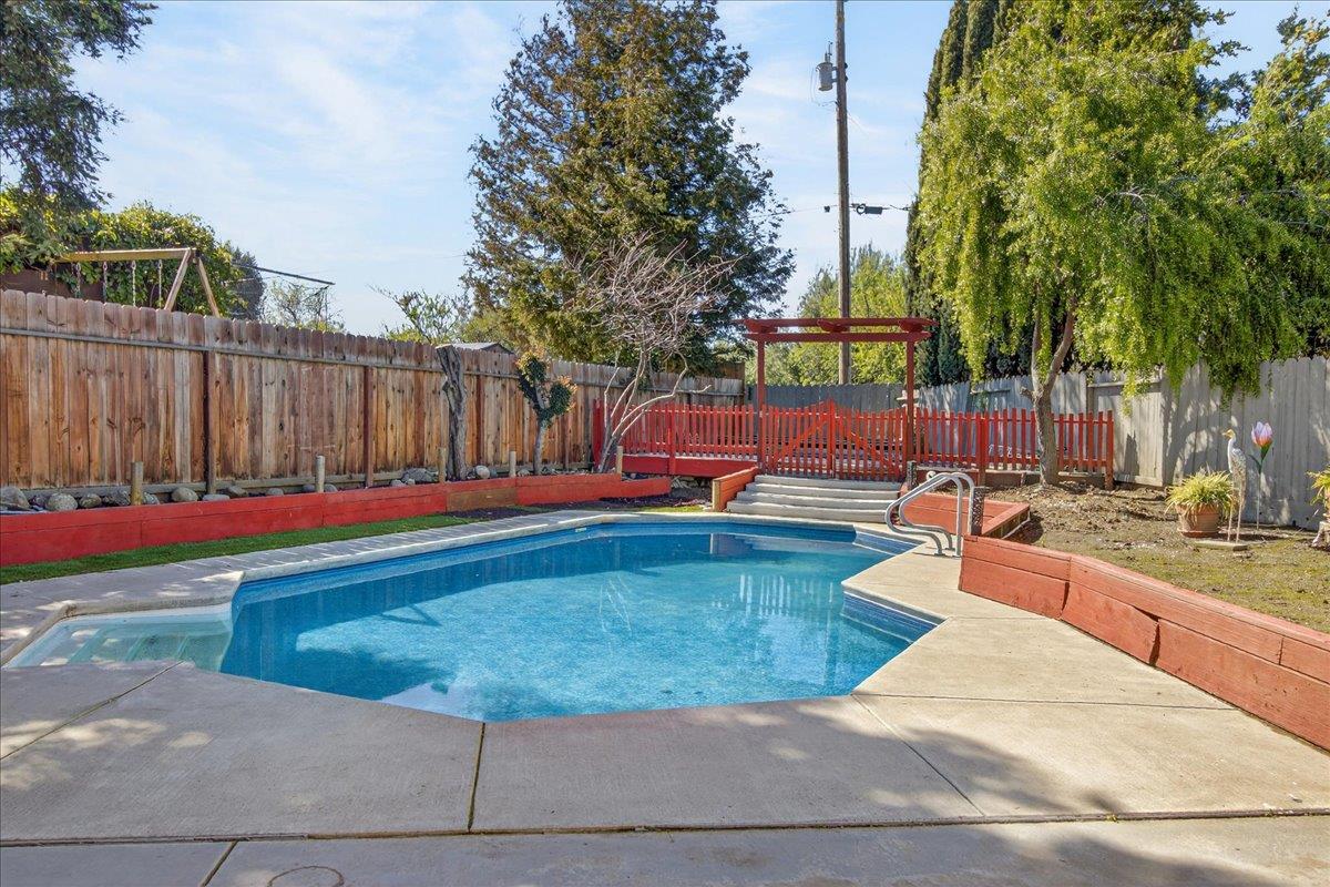 Detail Gallery Image 17 of 41 For 1911 Glarner St, Hollister,  CA 95023 - 4 Beds | 2/1 Baths