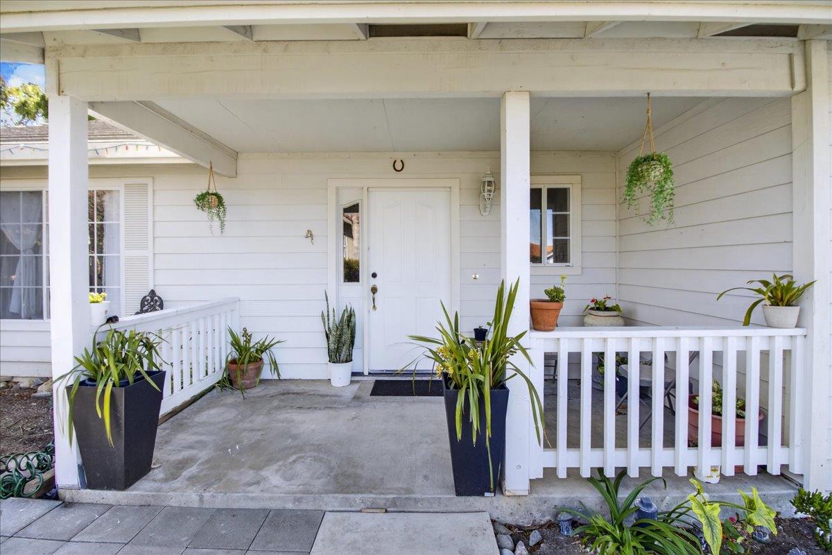 Detail Gallery Image 4 of 41 For 1911 Glarner St, Hollister,  CA 95023 - 4 Beds | 2/1 Baths