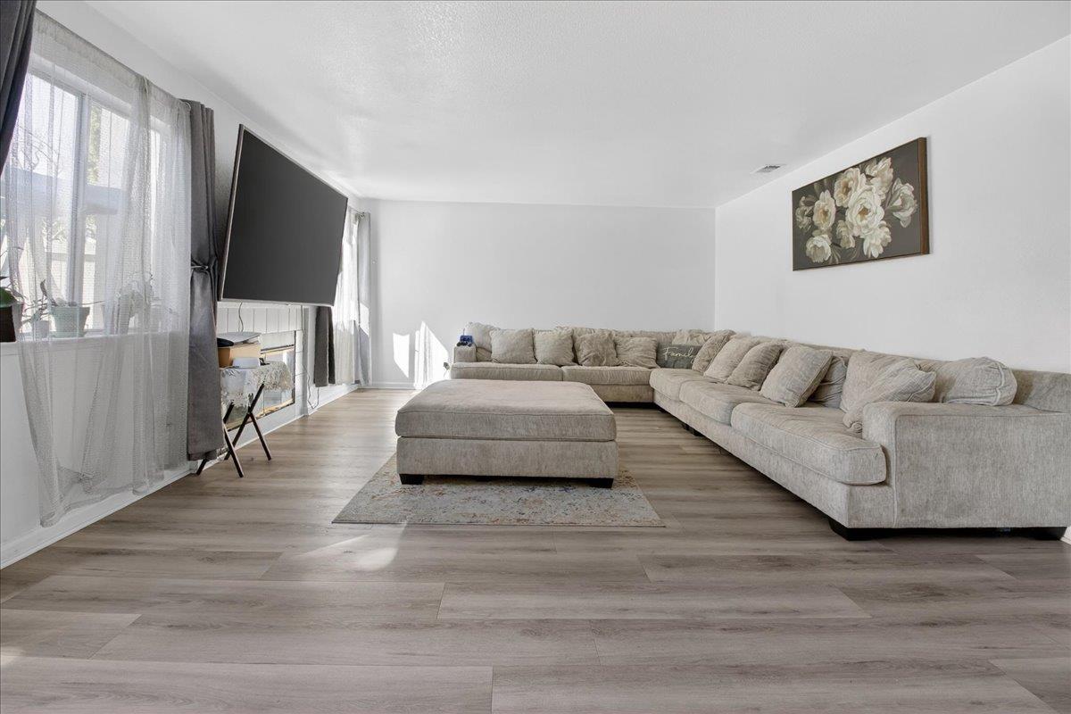 Detail Gallery Image 9 of 41 For 1911 Glarner St, Hollister,  CA 95023 - 4 Beds | 2/1 Baths