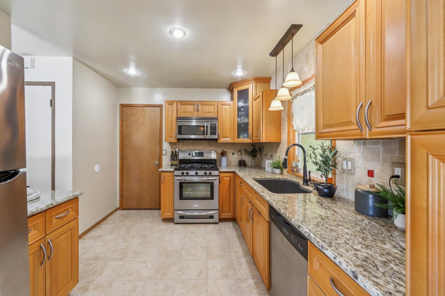 Detail Gallery Image 13 of 52 For 2280 Zoria Cir, San Jose,  CA 95131 - 4 Beds | 2 Baths