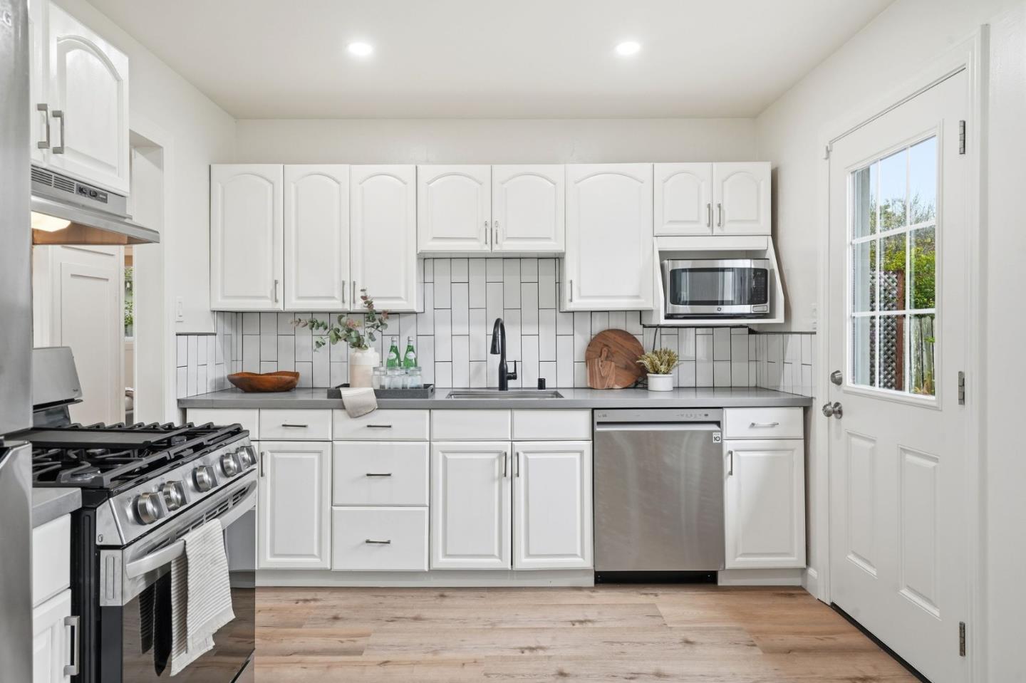 Detail Gallery Image 10 of 31 For 824 Arguello Blvd, Pacifica,  CA 94044 - 3 Beds | 1 Baths