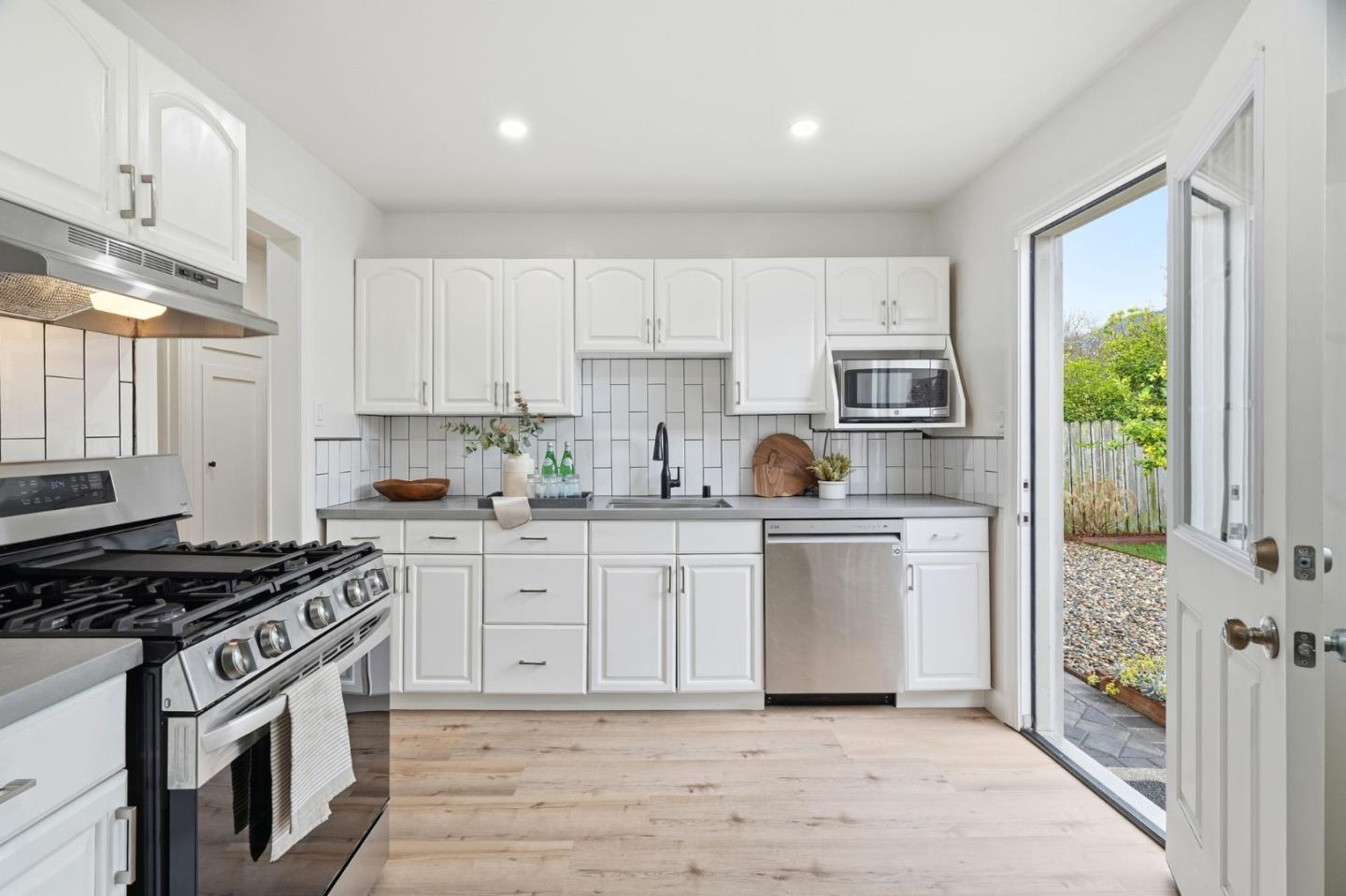 Detail Gallery Image 11 of 31 For 824 Arguello Blvd, Pacifica,  CA 94044 - 3 Beds | 1 Baths