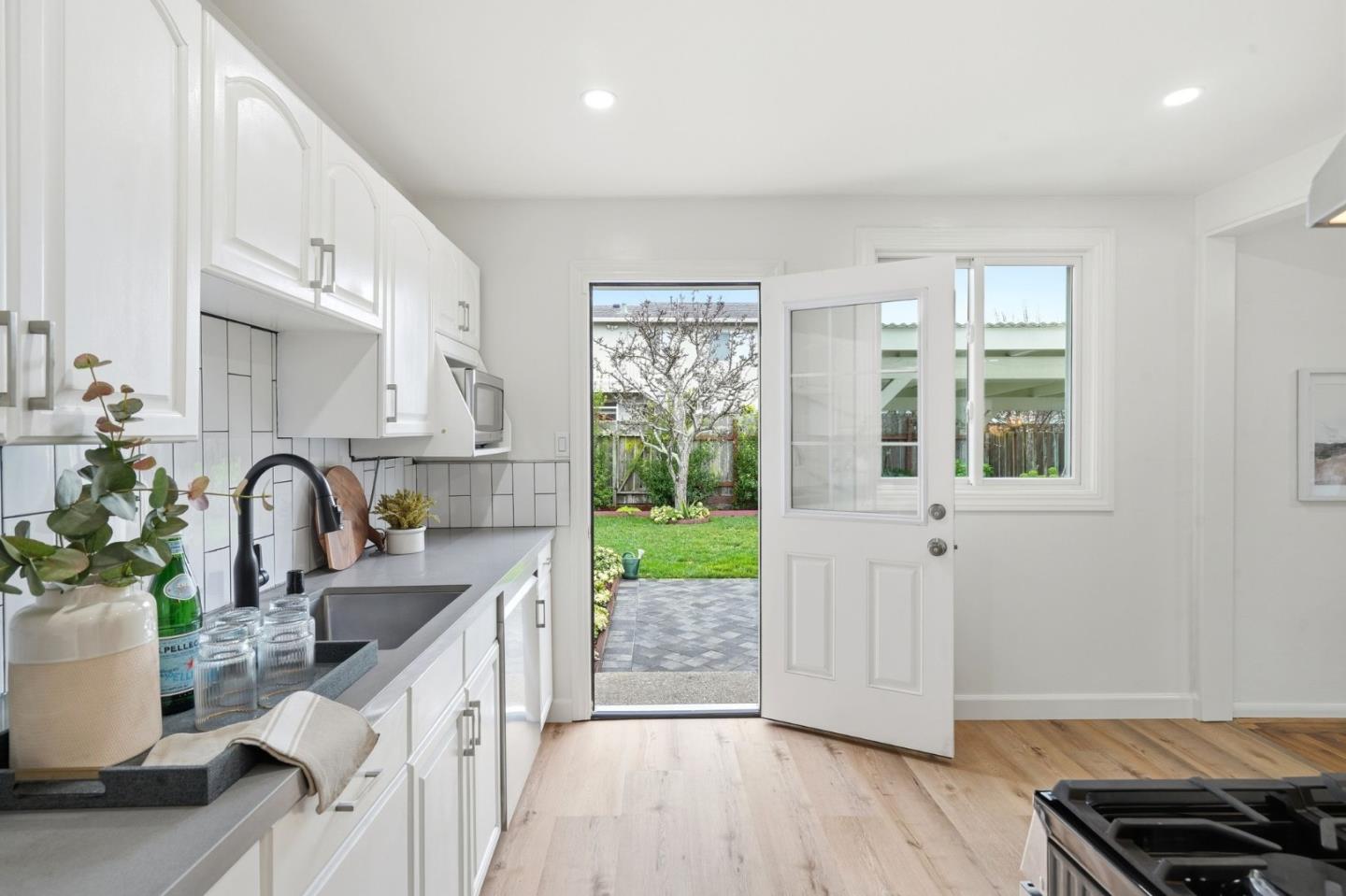 Detail Gallery Image 12 of 31 For 824 Arguello Blvd, Pacifica,  CA 94044 - 3 Beds | 1 Baths