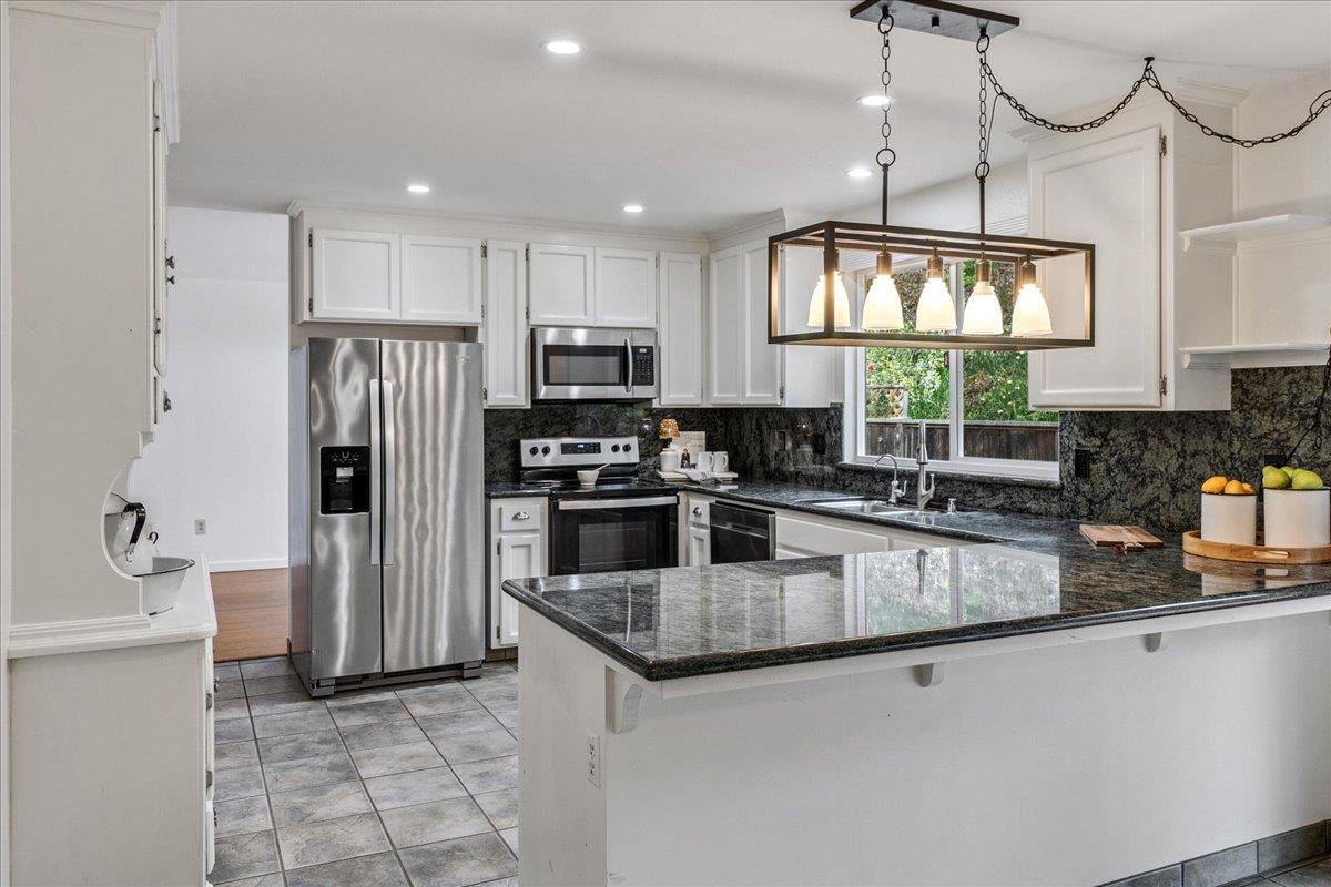 Detail Gallery Image 12 of 29 For 17140 Garlen Ln, Salinas,  CA 93907 - 3 Beds | 2 Baths