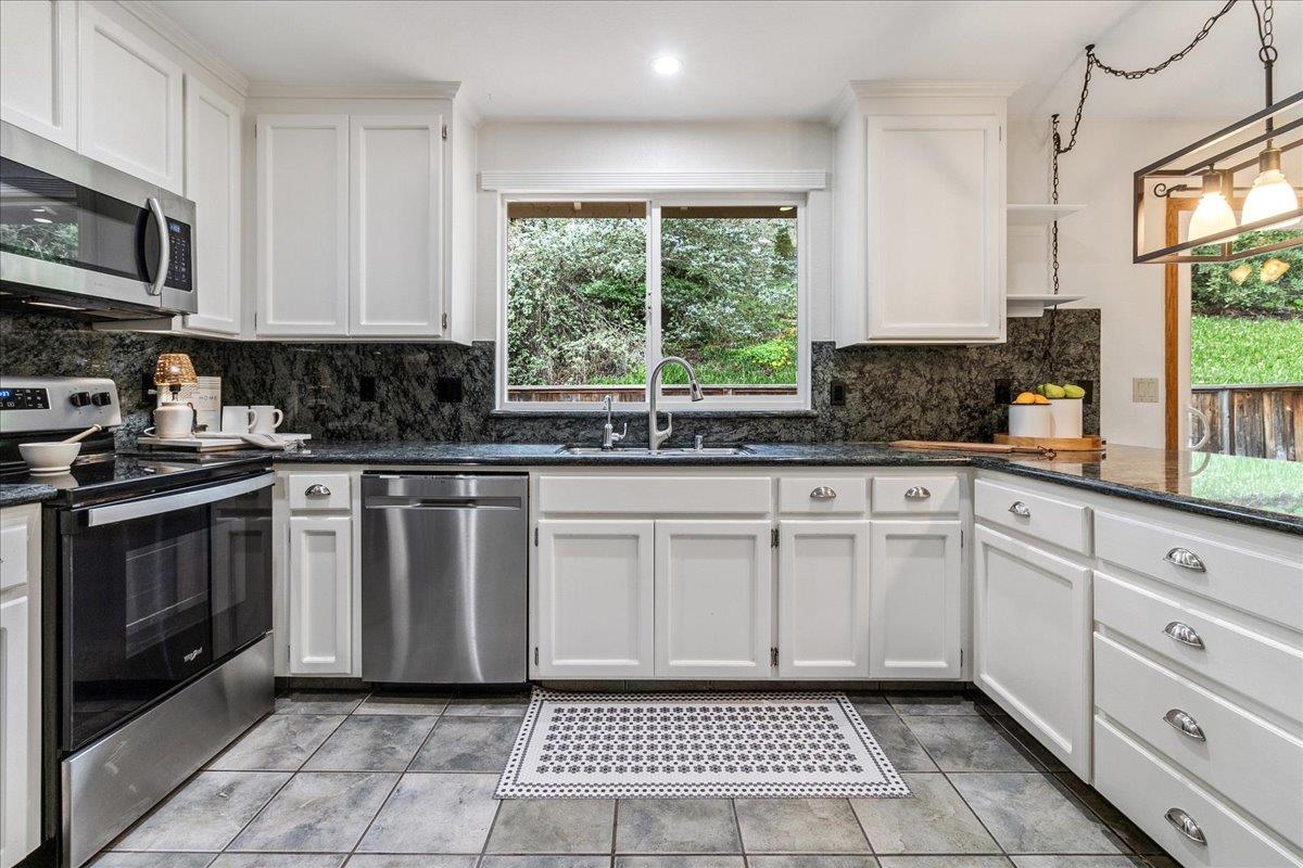 Detail Gallery Image 9 of 29 For 17140 Garlen Ln, Salinas,  CA 93907 - 3 Beds | 2 Baths