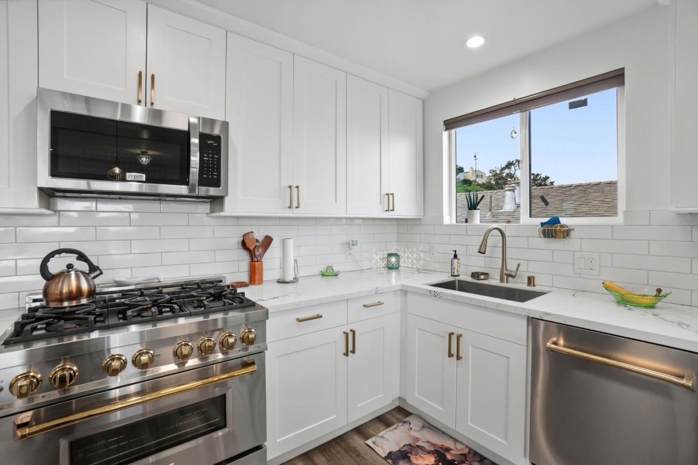 Detail Gallery Image 6 of 32 For 105 Oakridge Dr, Daly City,  CA 94014 - 4 Beds | 2 Baths