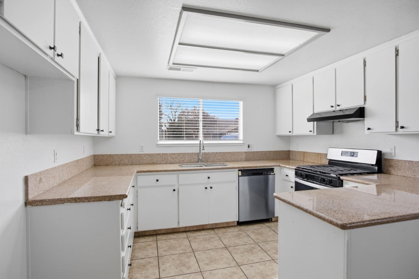 Detail Gallery Image 9 of 31 For 3117 Gibson Way, Modesto,  CA 95354 - 3 Beds | 2 Baths