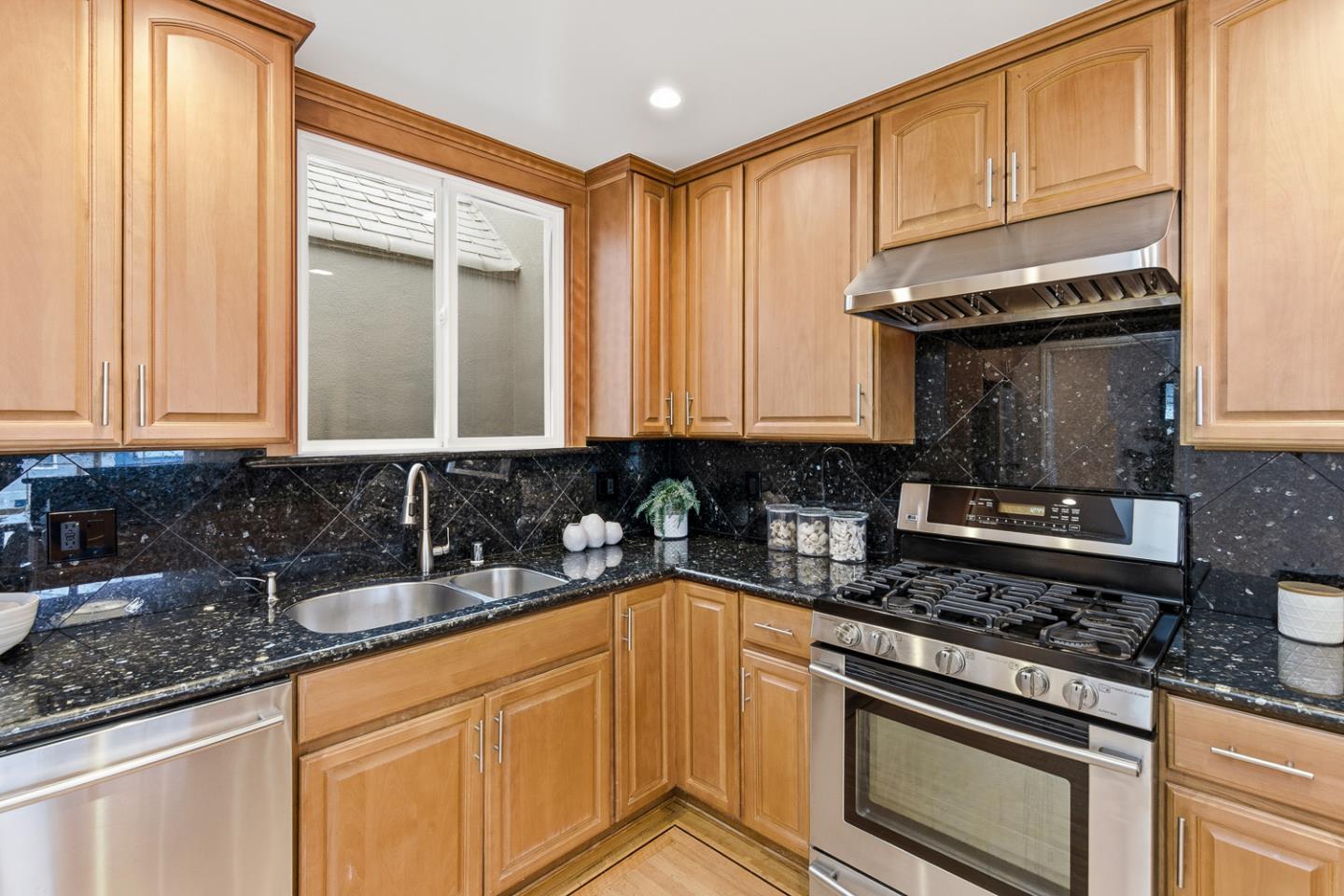 Detail Gallery Image 17 of 36 For 2824 Santiago St, San Francisco,  CA 94116 - 3 Beds | 2 Baths