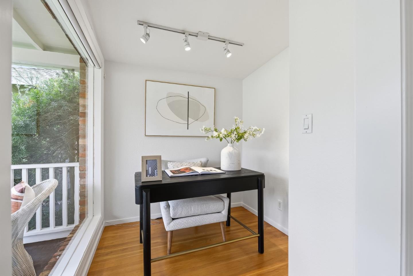 Detail Gallery Image 11 of 33 For 2024 Eaton Ave, San Carlos,  CA 94070 - 3 Beds | 2 Baths