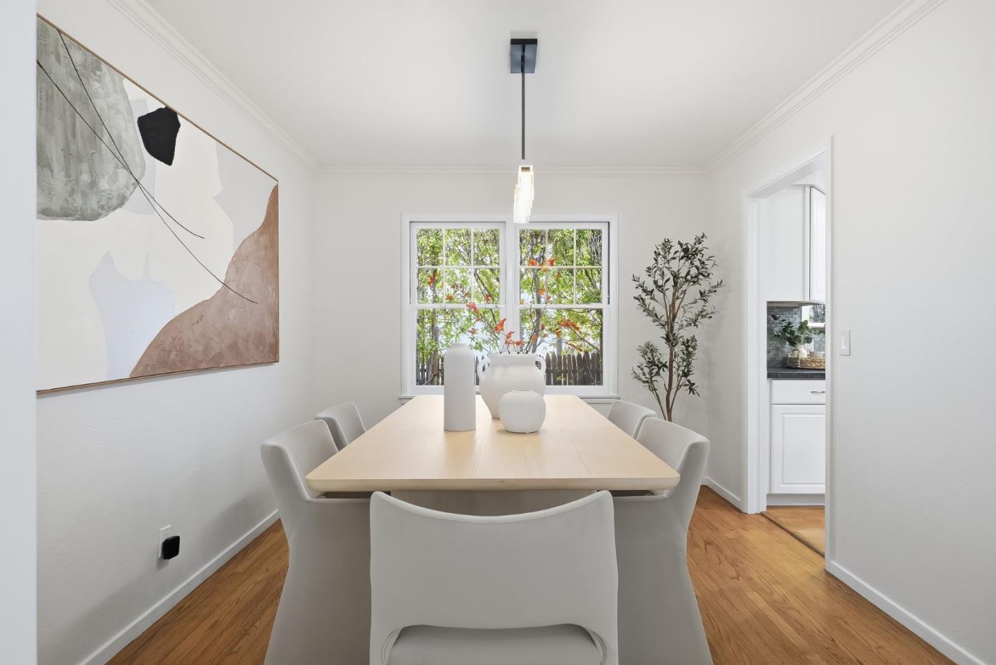 Detail Gallery Image 13 of 33 For 2024 Eaton Ave, San Carlos,  CA 94070 - 3 Beds | 2 Baths