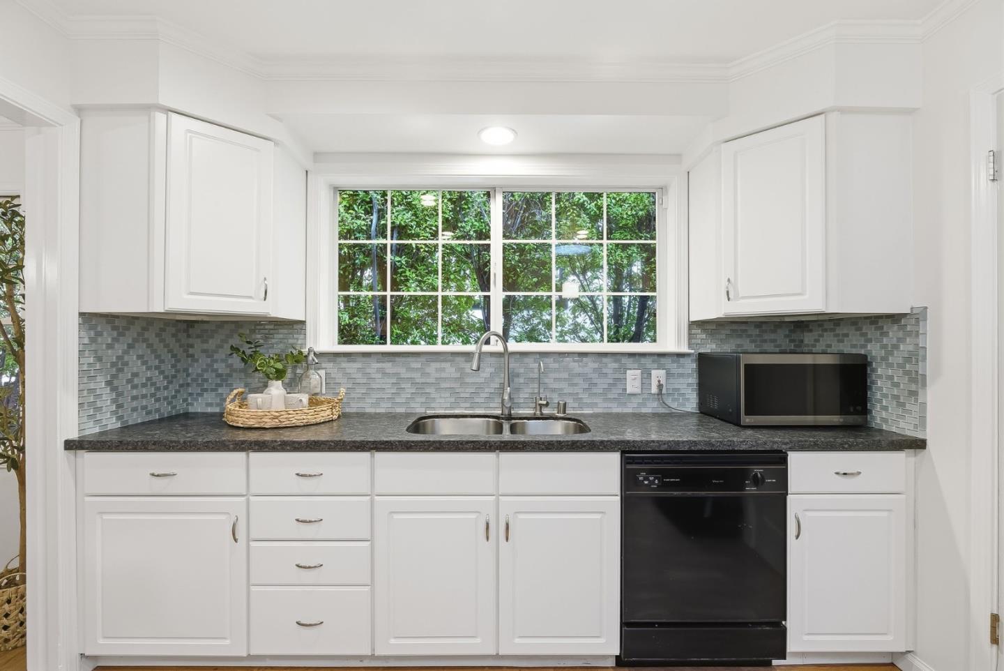 Detail Gallery Image 15 of 33 For 2024 Eaton Ave, San Carlos,  CA 94070 - 3 Beds | 2 Baths