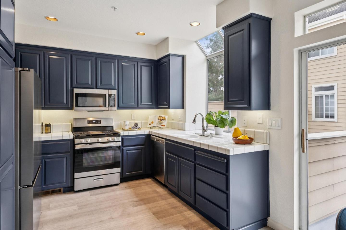 Detail Gallery Image 19 of 50 For 1148 La Rochelle Ter #F,  Sunnyvale,  CA 94089 - 3 Beds | 2/1 Baths