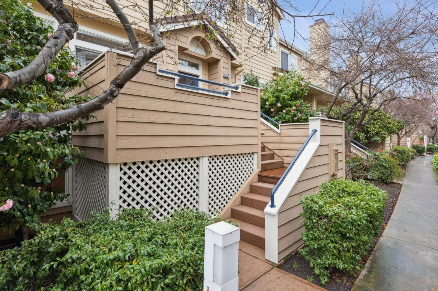 Detail Gallery Image 2 of 50 For 1148 La Rochelle Ter #F,  Sunnyvale,  CA 94089 - 3 Beds | 2/1 Baths