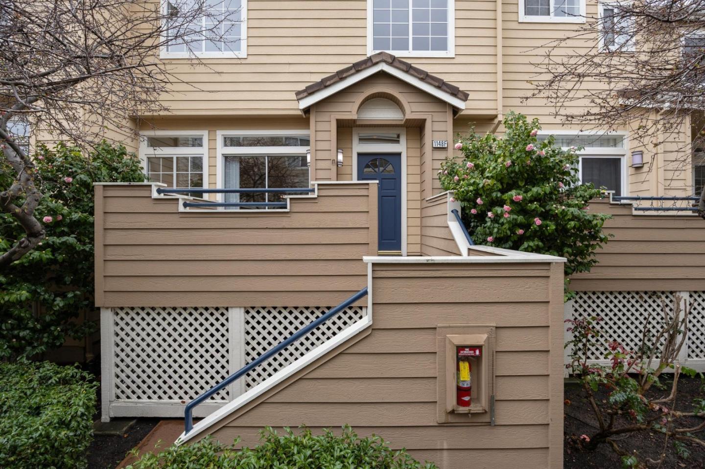 Detail Gallery Image 3 of 50 For 1148 La Rochelle Ter #F,  Sunnyvale,  CA 94089 - 3 Beds | 2/1 Baths