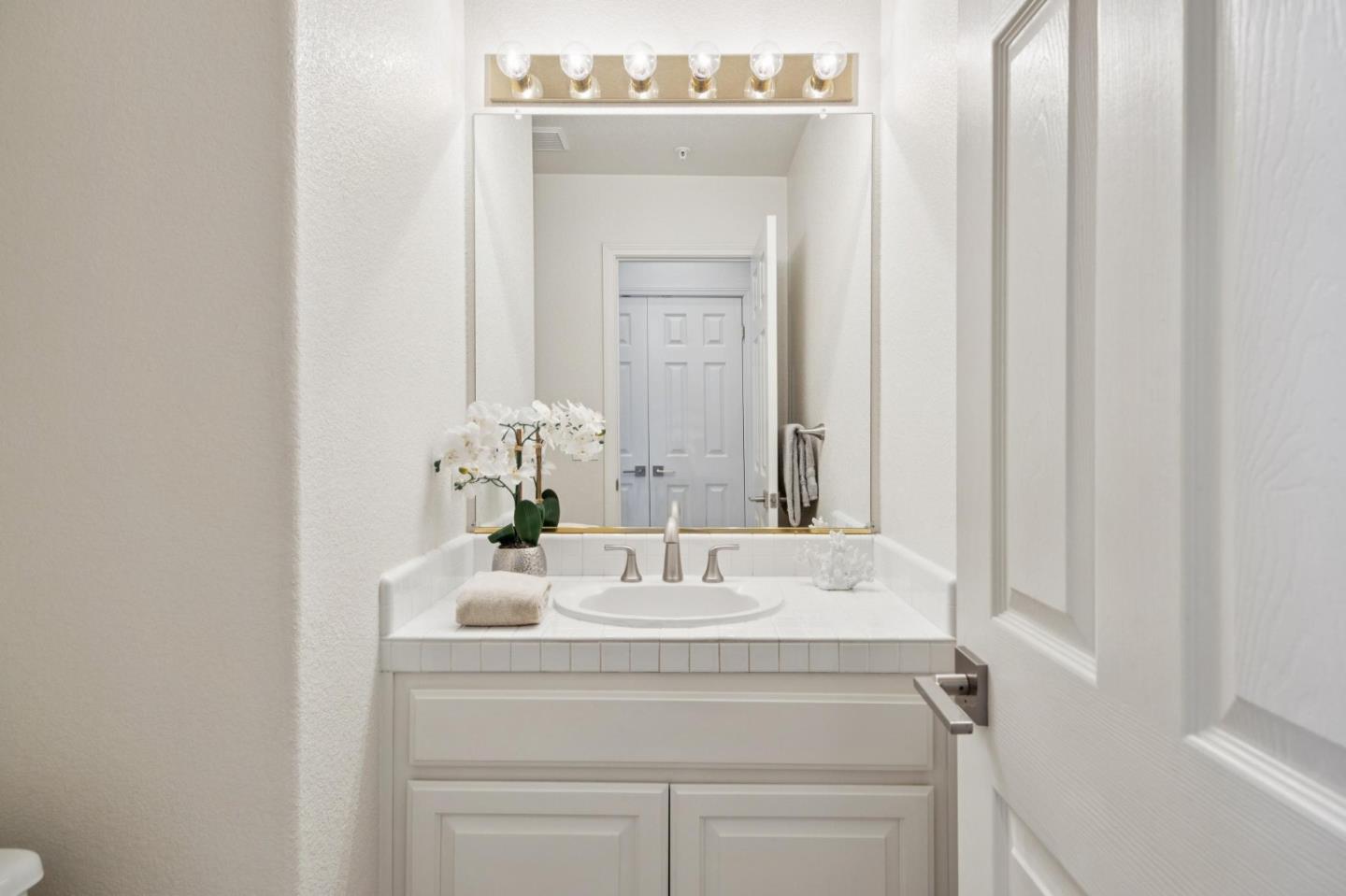 Detail Gallery Image 7 of 50 For 1148 La Rochelle Ter #F,  Sunnyvale,  CA 94089 - 3 Beds | 2/1 Baths