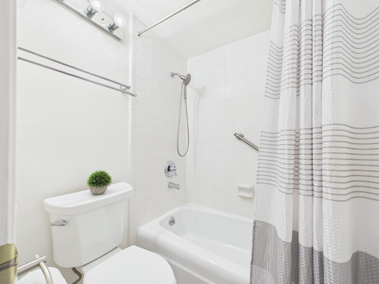 Detail Gallery Image 12 of 37 For 500 Glenwood #123,  Monterey,  CA 93940 - 1 Beds | 1 Baths