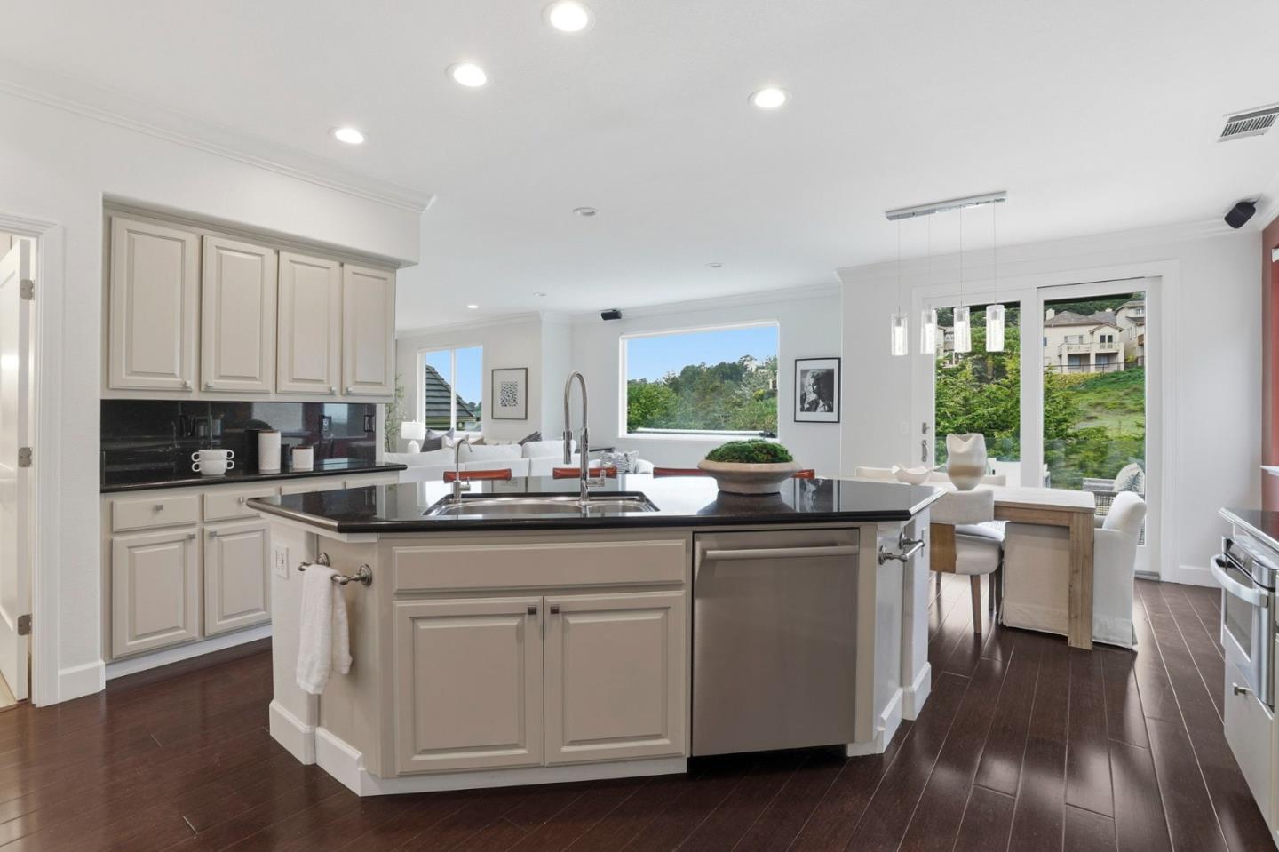 Detail Gallery Image 17 of 48 For 868 Skyridge Dr, Pacifica,  CA 94044 - 5 Beds | 4/1 Baths