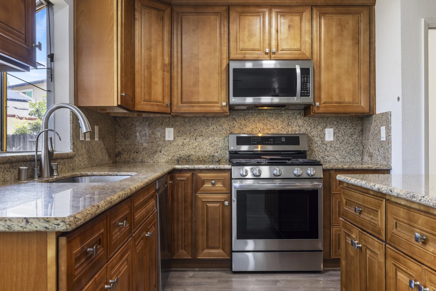 Detail Gallery Image 10 of 50 For 800 Treasure Ln, Manteca,  CA 95337 - 5 Beds | 3 Baths