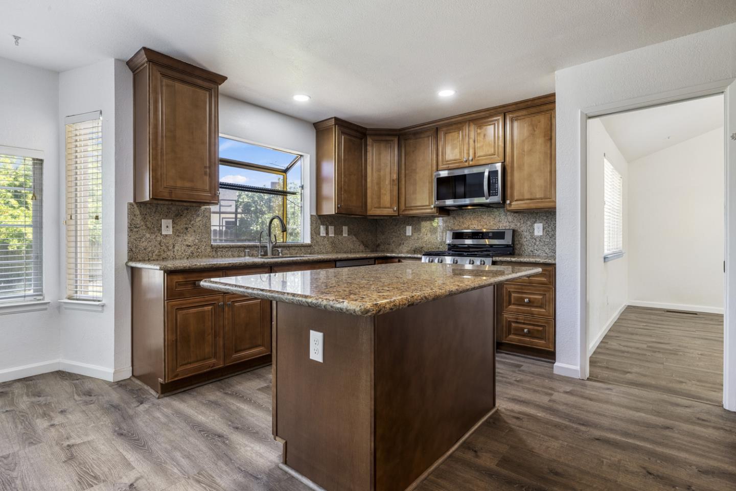 Detail Gallery Image 11 of 50 For 800 Treasure Ln, Manteca,  CA 95337 - 5 Beds | 3 Baths