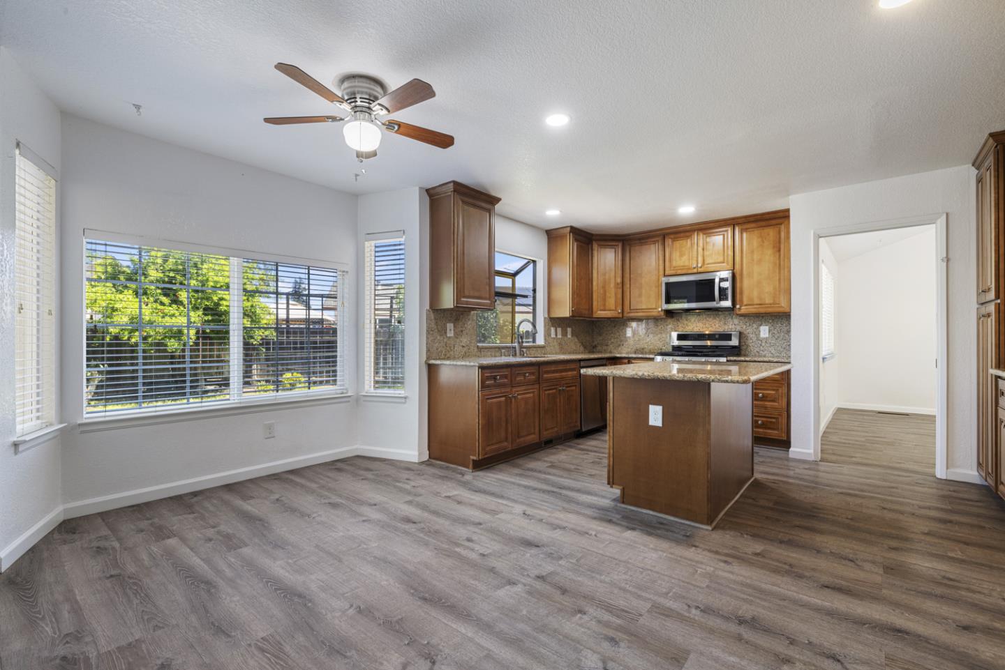 Detail Gallery Image 14 of 50 For 800 Treasure Ln, Manteca,  CA 95337 - 5 Beds | 3 Baths