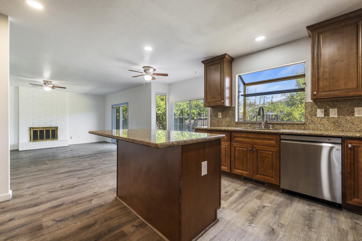 Detail Gallery Image 9 of 50 For 800 Treasure Ln, Manteca,  CA 95337 - 5 Beds | 3 Baths