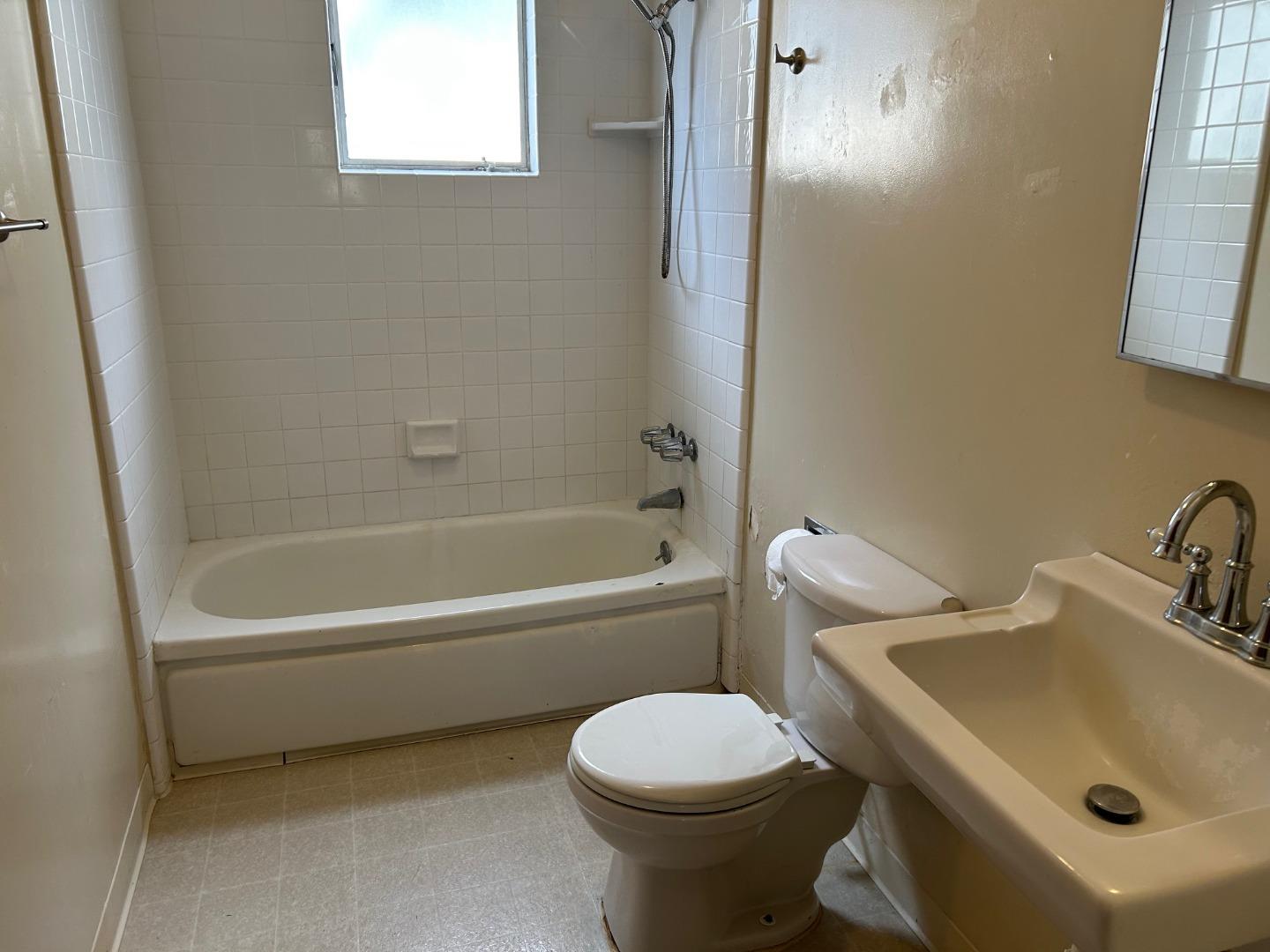 Detail Gallery Image 11 of 16 For 1247 Buena Vista Ave, Pacific Grove,  CA 93950 - 3 Beds | 1/1 Baths