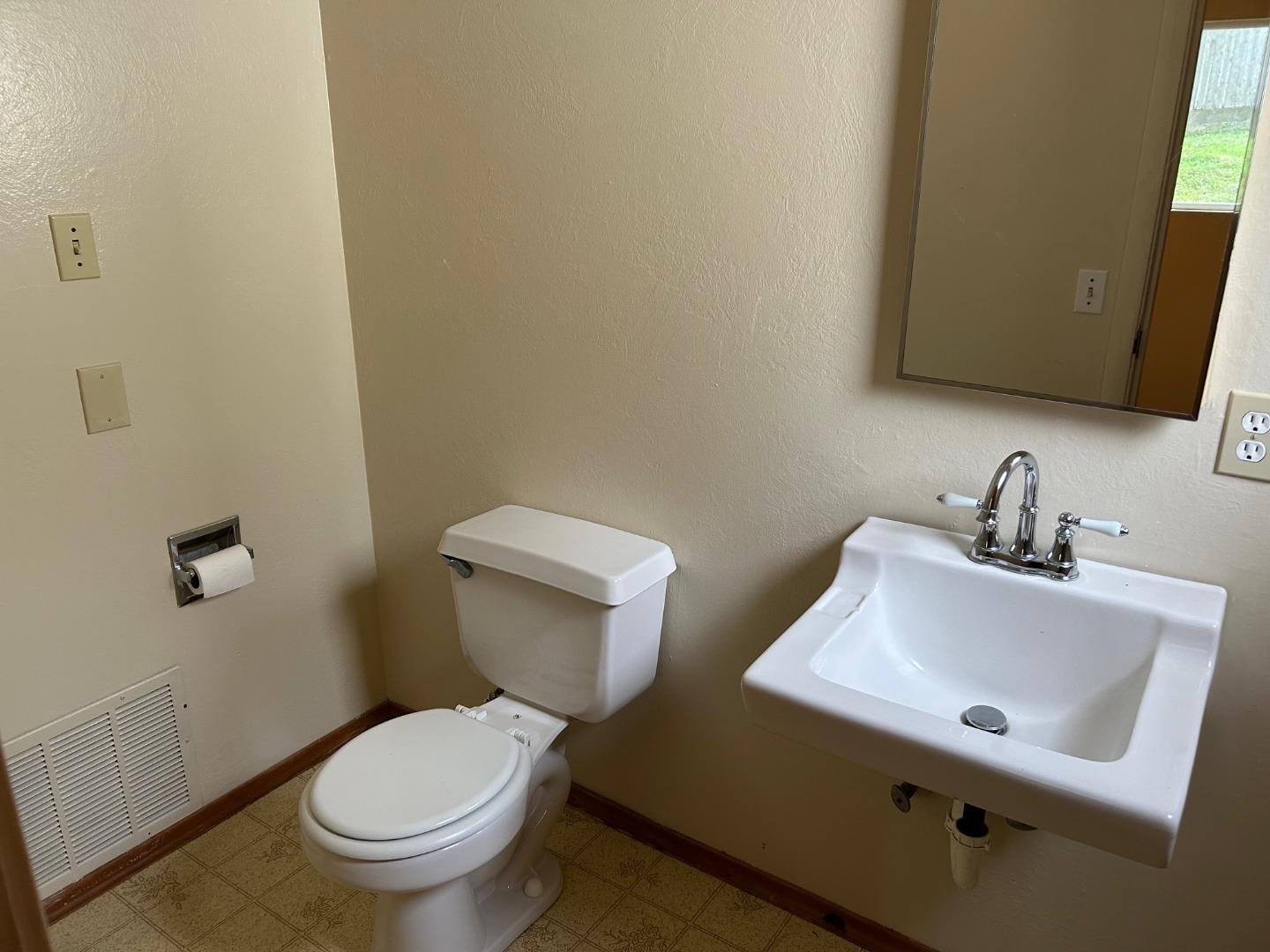 Detail Gallery Image 14 of 16 For 1247 Buena Vista Ave, Pacific Grove,  CA 93950 - 3 Beds | 1/1 Baths