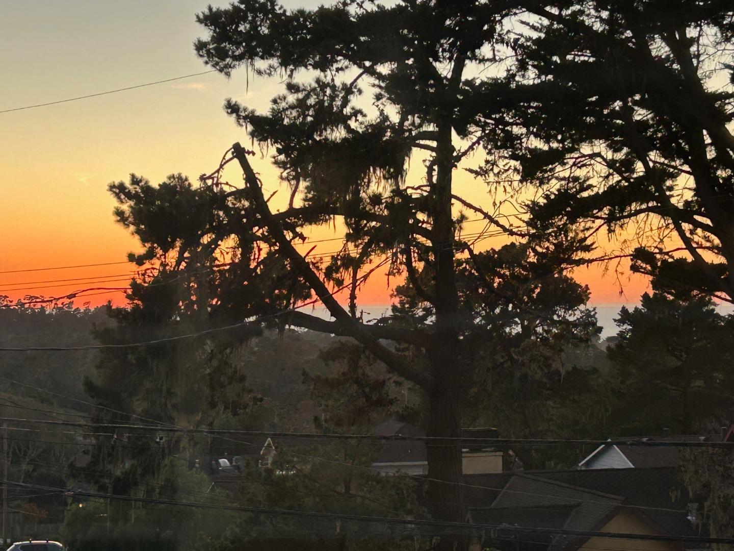 Detail Gallery Image 4 of 16 For 1247 Buena Vista Ave, Pacific Grove,  CA 93950 - 3 Beds | 1/1 Baths