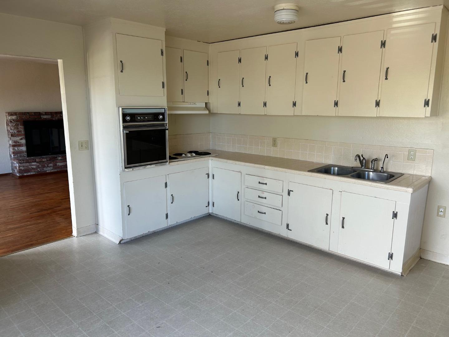 Detail Gallery Image 5 of 16 For 1247 Buena Vista Ave, Pacific Grove,  CA 93950 - 3 Beds | 1/1 Baths