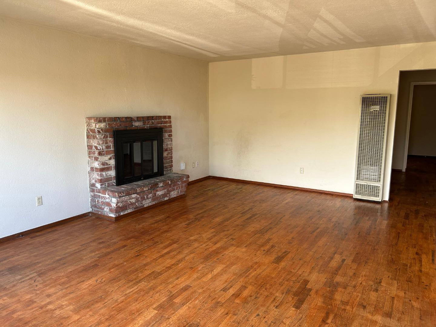 Detail Gallery Image 8 of 16 For 1247 Buena Vista Ave, Pacific Grove,  CA 93950 - 3 Beds | 1/1 Baths