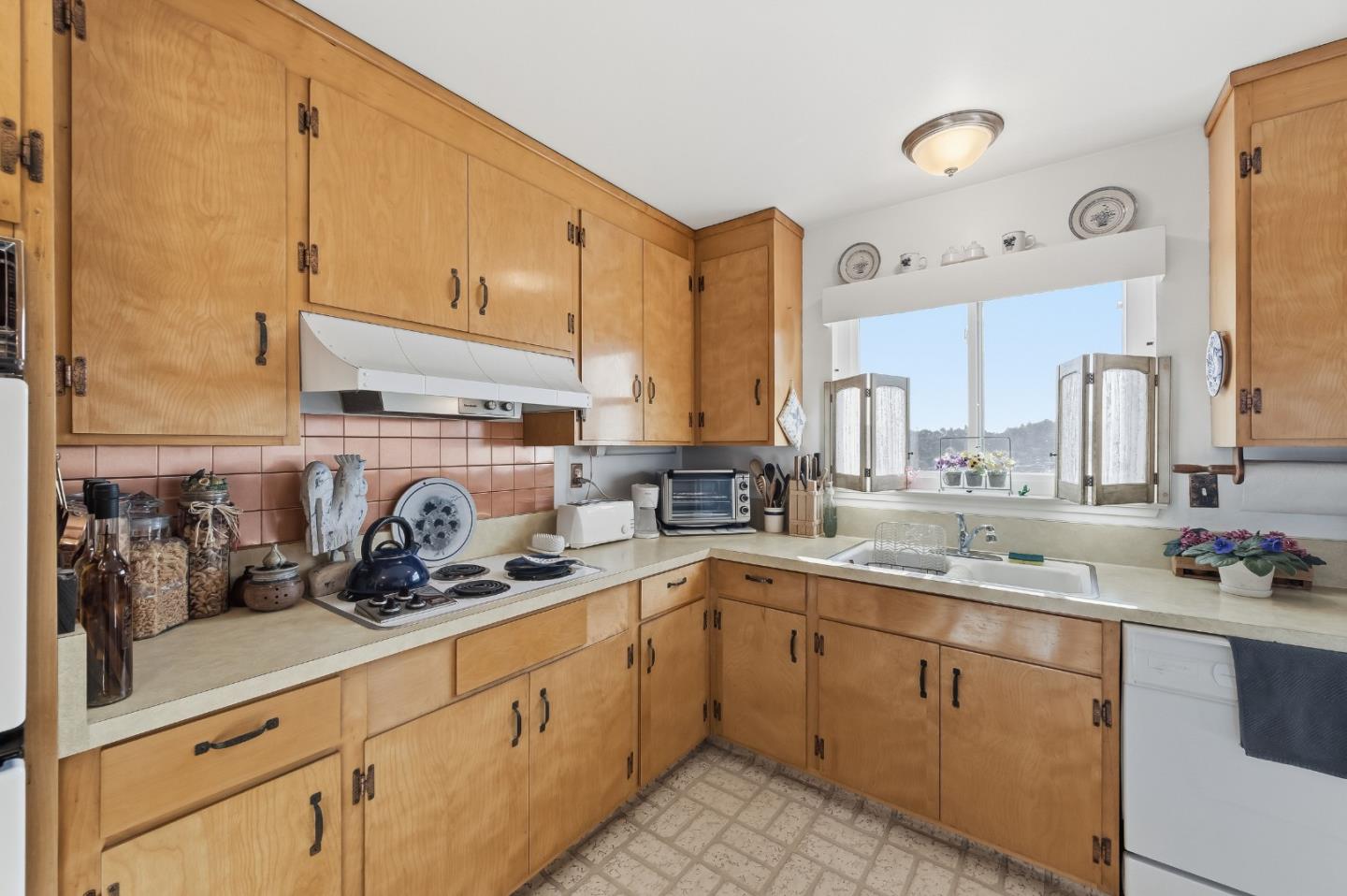 Detail Gallery Image 16 of 51 For 217 Bay View Dr, San Carlos,  CA 94070 - 4 Beds | 2/1 Baths