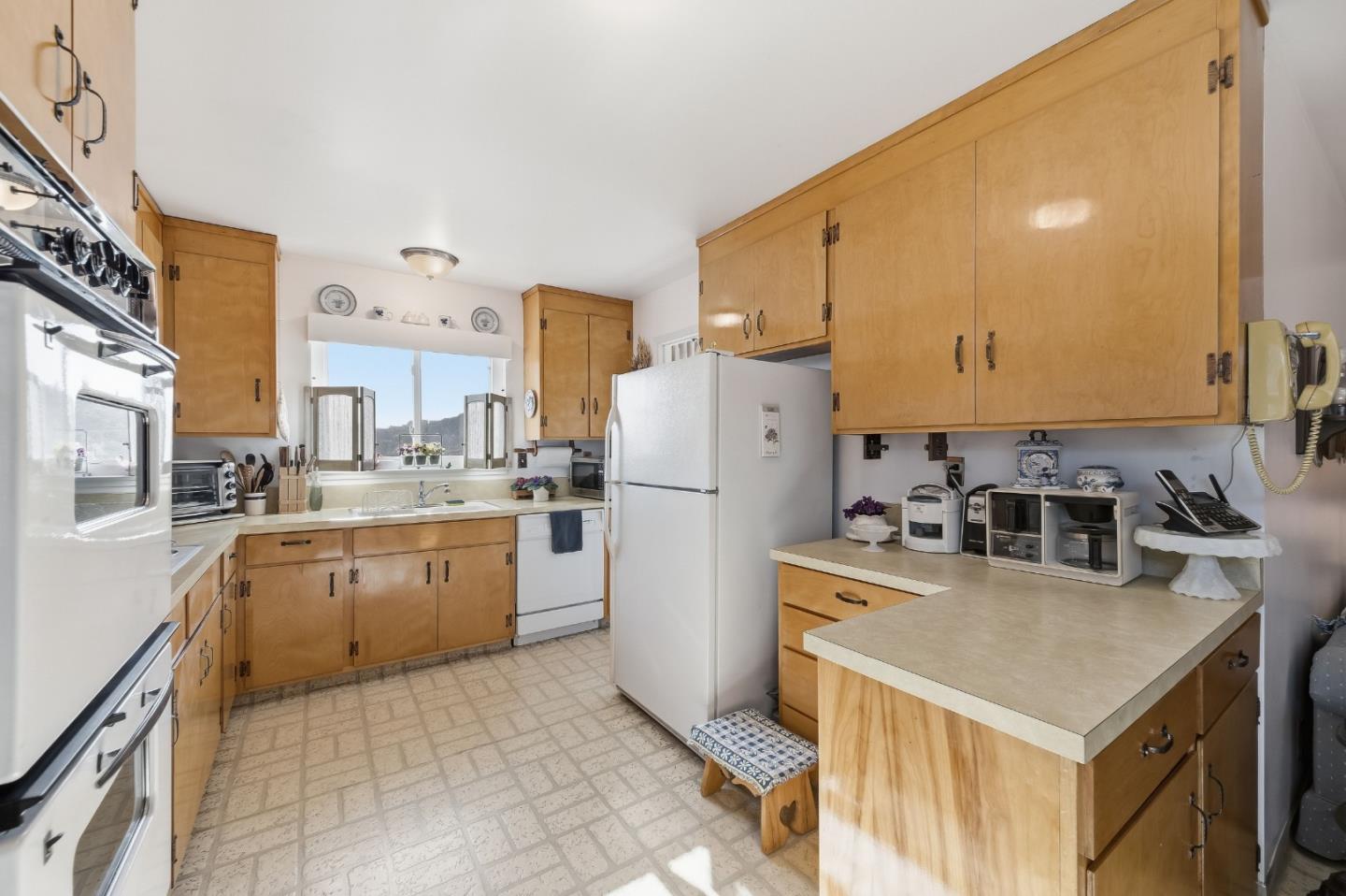 Detail Gallery Image 17 of 51 For 217 Bay View Dr, San Carlos,  CA 94070 - 4 Beds | 2/1 Baths