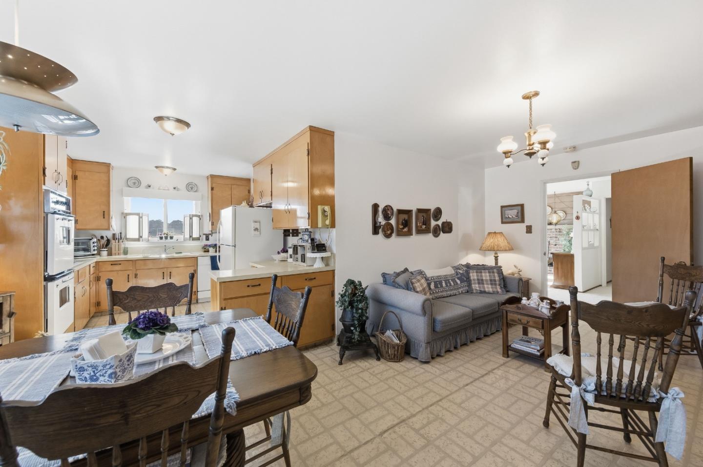 Detail Gallery Image 18 of 51 For 217 Bay View Dr, San Carlos,  CA 94070 - 4 Beds | 2/1 Baths