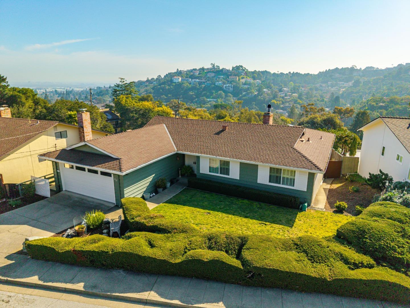 Detail Gallery Image 6 of 51 For 217 Bay View Dr, San Carlos,  CA 94070 - 4 Beds | 2/1 Baths